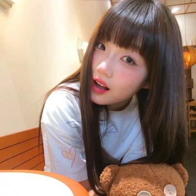 坐在酒吧里吃蛋糕
